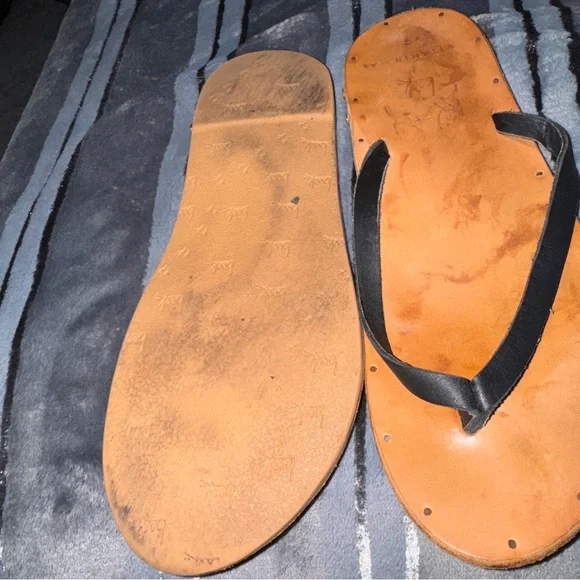 Beek Seabird Handmade Brown Leather Flip Flops with Black Straps - Picture 3 of 4